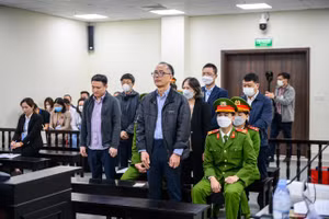 Các bị cáo tại phiên tòa xét xử.