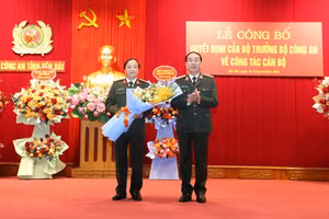 Thượng tướng Trần Quốc Tỏ tặng hoa chúc mừng Đại tá Đặng Hồng Đức được điều động đến nhận công tác và giữ chức vụ Chánh văn phòng Bộ Công an.