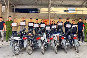 Nhóm đối tượng có liên quan đến vụ án bị cơ quan công an bắt giữ.