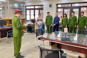 Cơ quan công an thi hành các quyết định tố tụng đối với các bị can tại Trung tâm đăng kiểm xe cơ giới 34-04D.