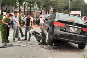 Cơ quan chức năng làm nhiệm vụ tại hiện trường vụ tai nạn.