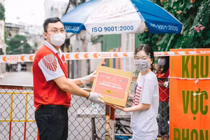  Sinh viên gặp khó khăn do dịch Covid-19 nhận các phần quà hỗ trợ theo đúng nguyên tắc 5K