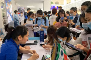 Sinh viên Trường ĐH Mở TPHCM tìm việc làm thêm tại ngày hội việc làm