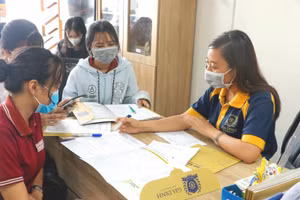 Thí sinh nộp hồ sơ xét tuyển vào GDU.
