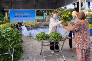 Sinh viên Nguyễn Thị Thanh Thuận tích cực tham gia hoạt động tình nguyện tại khu trọ