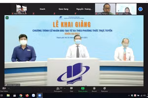 Ban giám hiệu Trường ĐH Mở TPHCM tại lễ khai giảng chương trình đào tạo