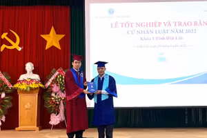  TS Lê Trường Sơn- Phó Hiệu trưởng Trường ĐH Luật TP Hồ Chí Minh trao bằng cho tân cử nhân.