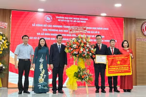 Thứ trưởng Bộ GD&ĐT PGS.TS Nguyễn Văn Phúc trao bằng khen và Cờ thi đua của Bộ GD&ĐT cho Cơ sở II Trường ĐH Ngoại Thương tại TPHCM