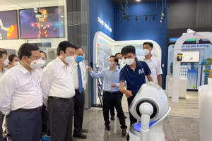 Ông Trương Tấn Sang, nguyên Ủy viên Bộ Chính trị- nguyên Chủ tịch nước và đại biểu thăm Trung tâm Giáo dục đào tạo trí tuệ nhân tạo