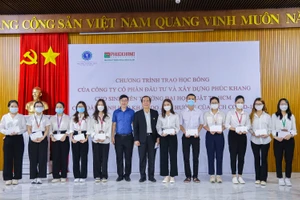 Ông Nguyễn Thành An cùng với ông Lê Hồng Phúc trao tặng học bổng cho sinh viên