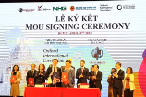 Lễ ký kết của Nhà xuất bản Đại học Oxford (OUP) và đại diện một đơn vị thuộc hệ thống của UKA