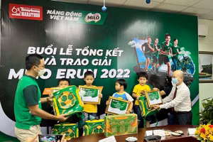 Ban tổ chức trao giải cho các vận động viên nhí đạt giải cuộc thi chạy trực tuyến.