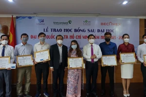 Các học viên cao học xuất sắc nhận học bổng sau đại học năm 2021-2022