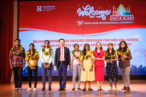 Th.s Trần Thúy Trâm Quyên, Phó Hiệu trưởng HIU và ông Phạm Sanh Châu, Đại sứ đặc mệnh toàn quyền Việt Nam tại Ấn Độ trao hoa chúc mừng các tân sinh viên. 