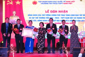 Tập thể lãnh đạo Trường liên cấp Nam Việt đón nhận Bằng khen của Thủ tướng Chính phủ trao tặng