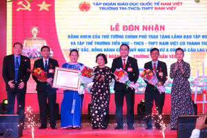Tập thể lãnh đạo Trường liên cấp Nam Việt đón nhận Bằng khen của Thủ tướng Chính phủ trao tặng