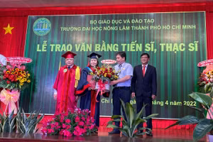 Ban giám hiệu Trường ĐH Nông Lâm TP.HCM trao bằng cho 1 tân Tiến sĩ