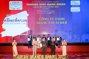 Ban lãnh đạo Công ty TNHH Gia sư eTeacher tại lễ đón nhận danh hiệu Thương hiệu Mạnh ASEAN 2022