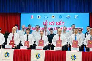 Đại diện 7 trường đại học khối kỹ thuật ký kết hợp tác truyền thông.