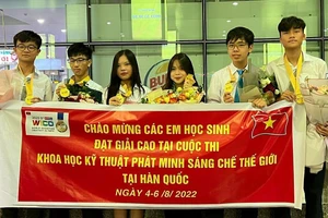 Nhờ khả năng tiếng Anh tốt, học sinh Trường THPT chuyên Hoàng Văn Thụ (Hòa Bình) đạt giải cao tại cuộc thi phát minh sáng chế thế giới WICO. 