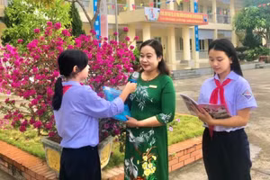 Cô Huệ tham gia phỏng vấn cùng học sinh.