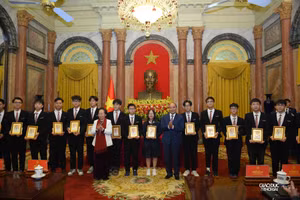 Chủ tịch nước Nguyễn Xuân Phúc và bà Nguyễn Thị Doan tặng quà cho học sinh đoạt giải Olympic và thi khoa học kỹ thuật quốc tế năm 2022. Ảnh: Thế Đại