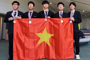 Võ Hoàng Hải (thứ 2 từ phải sang) cùng các bạn trong đội tuyển. Ảnh: ITN