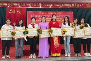 Nhiều năm liền cô Doãn Thị Phương Nga (thứ 4 từ phải sang) dẫn dắt đội tuyển học sinh giỏi môn Ngữ văn.