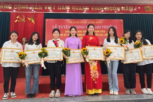 Nhiều năm liền cô Doãn Thị Phương Nga (thứ 4 từ phải sang) dẫn dắt đội tuyển học sinh giỏi môn Ngữ văn.