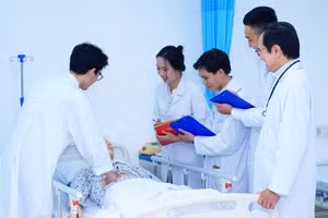 Sinh viên ngành Điều dưỡng Trường Cao đẳng Đại Việt Sài Gòn đang thực hành mô phỏng tại bệnh viện. Ảnh: Anh Tú