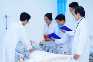 Sinh viên ngành Điều dưỡng Trường Cao đẳng Đại Việt Sài Gòn đang thực hành mô phỏng tại bệnh viện. Ảnh: Anh Tú