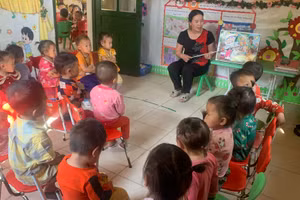 Cô giáo Mùa Thị Năng kể chuyện cho những trò nhỏ thân yêu.