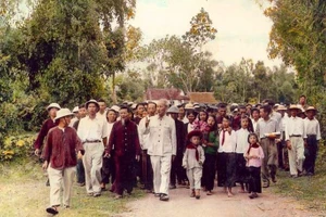 Bác Hồ về thăm quê Nam Đàn, Nghệ An (1957) trong niềm hân hoan của bà con chòm xóm.