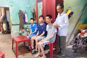 Anh Bạch Lành cùng ba người con trai của mình.