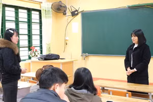 Trao đổi giữa giáo viên Trường THPT chuyên Lào Cai và giáo viên các trường trên địa bàn huyện Mường Khương. Ảnh: NTCC