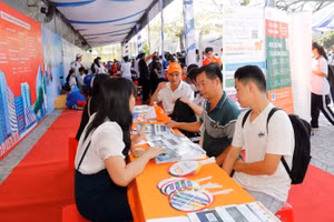 Thí sinh tham gia Ngày hội tư vấn, tuyển sinh, hướng nghiệp tại tỉnh Tiền Giang. 