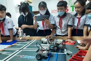 Học sinh Trường THCS Huỳnh Khương Ninh hào hứng trong giờ học AI.