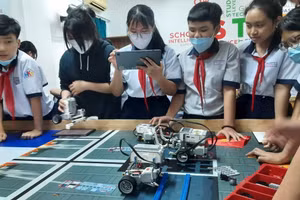 Học sinh Trường THCS Huỳnh Khương Ninh hào hứng trong giờ học AI.