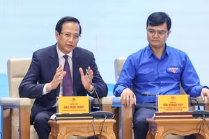 Bộ trưởng Bộ LĐ-TB&XH Đào Ngọc Dung trả lời tại phiên đối thoại với thanh niên. Ảnh: VGP