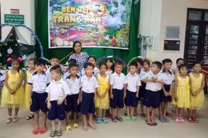 Cô Thị Chanh Sóc The và học trò.