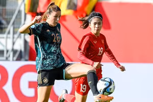Thanh Nhã (bên phải) trong trận giao hữu gặp đội tuyển nữ Đức. Ảnh: INT.