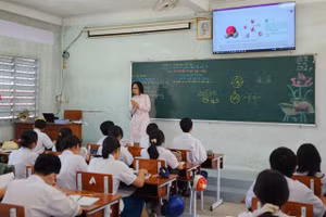 Cô trò Trường THPT chuyên Nguyễn Bỉnh Khiêm (Vĩnh Long). Ảnh: NTCC