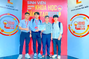 Nhóm sinh viên ngành Kỹ thuật Nhiệt và TS Lê Kiều Hiệp giảng viên hướng dẫn, nhận phần thưởng cho đề tài nghiên cứu. Ảnh: TG