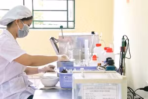 Thiếu tá, Thạc sĩ Nguyễn Thị Phương Lan tại phòng nghiên cứu. Ảnh: NVCC