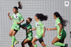 Tiền đạo Huỳnh Như (trái) ăn mừng bàn thắng trong màu áo câu lạc bộ Lank tại giải bóng đá nữ vô địch quốc gia Bồ Đào Nha. Ảnh: ITN.