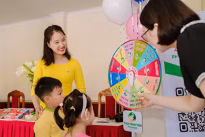 Cô trò Trường Mầm non Tuổi Thần Tiên (Mỹ Hào, Hưng Yên). Ảnh: NTCC