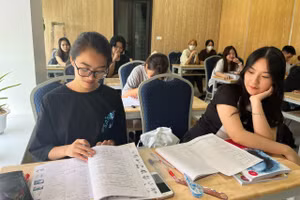 Vương Phạm Anh Dương (bên trái), cựu học sinh Trường THPT Liên Hà (Hà Nội), hiện đang học chứng chỉ A1. Ảnh: MH