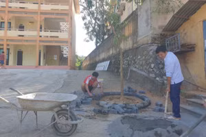 Giáo viên Trường THPT Quan Sơn (Thanh Hóa) đến trường chỉnh trang khuôn viên, trường lớp, chuẩn bị cho năm học mới. Ảnh: NTCC