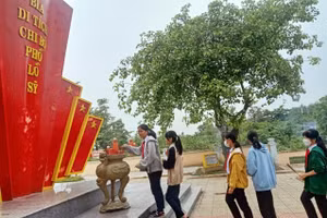 Học sinh đến thắp hương và tham quan di tích Chi bộ Phổ Lỗ Sỹ ở xã Hòa Khương.