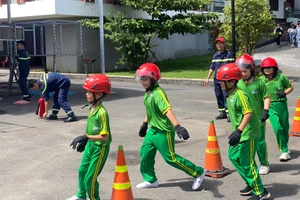 Học sinh khối 4 - 5 Trường Tiểu học Hùng Vương trải nghiệm “Một ngày làm chiến sĩ cảnh sát Phòng cháy chữa cháy và cứu nạn cứu hộ” được đăng tải trên fanpage nhà trường. Ảnh: NTCC